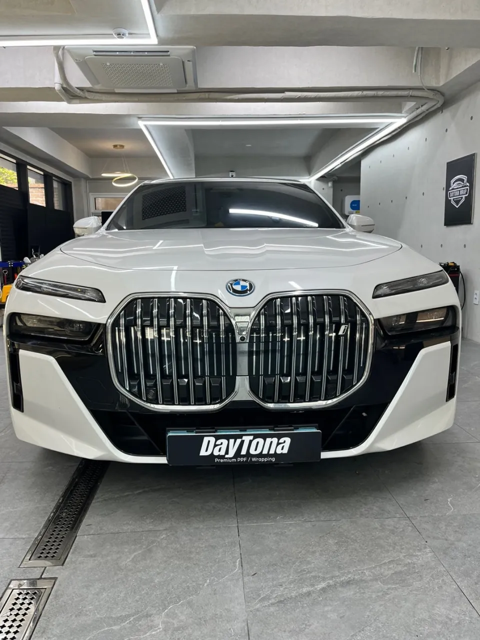 BMW i7 G70 vinyl wrap - BMW i7 Vinyl Wrap Review: Chrome Black Elegance photo 3