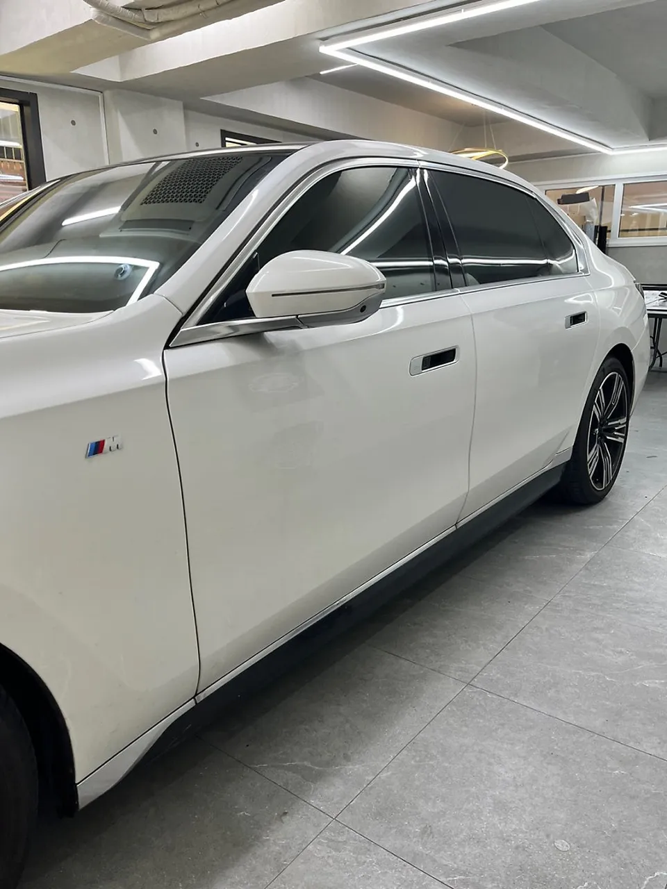 BMW i7 G70 vinyl wrap - BMW i7 Vinyl Wrap Review: Chrome Black Elegance photo 5