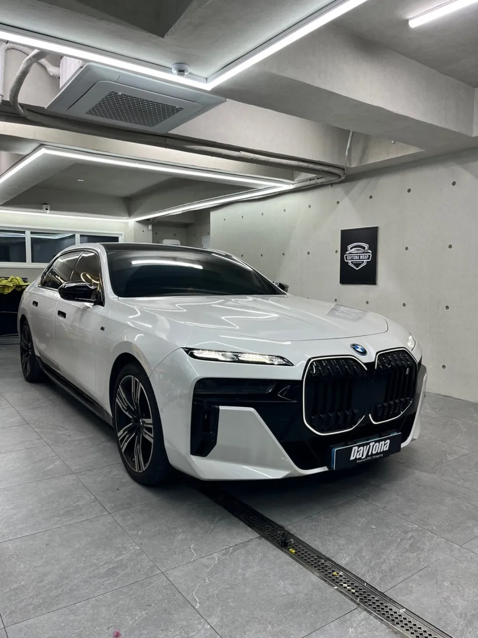 BMW i7のカーラッピング事例｜クローム部分をブラック化 施工写真 3-3