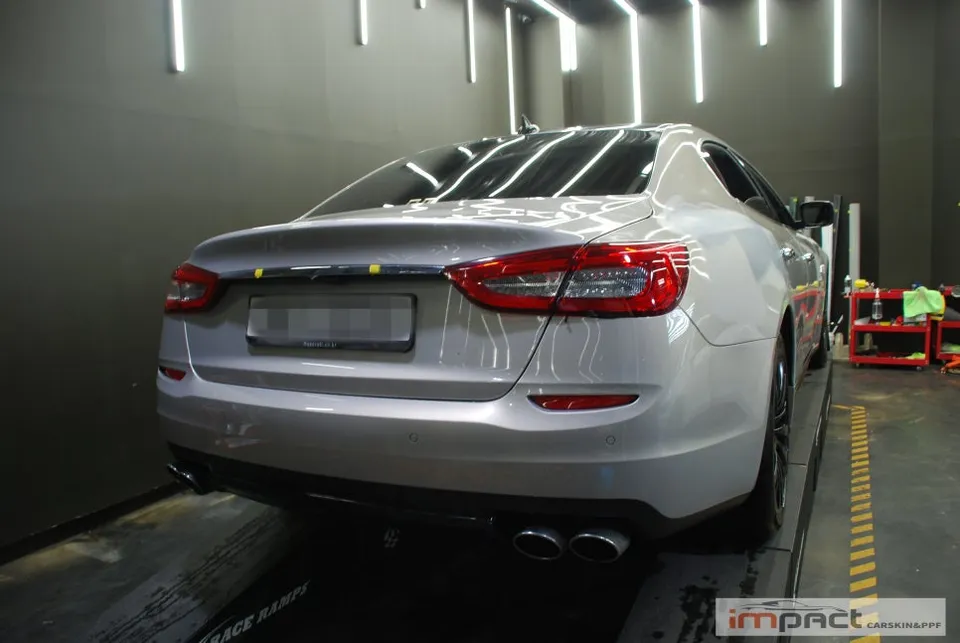 Maserati Quattroporteのカーラッピング事例|費用目安・仕上がり 施工写真 2-1