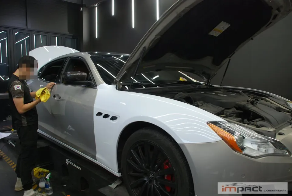 Maserati Quattroporteのカーラッピング事例|費用目安・仕上がり 施工写真 3-2