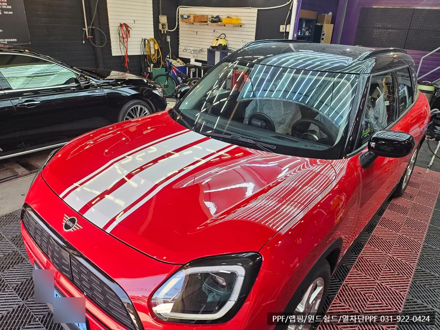 MINI Countrymanのカーラッピング事例｜3M 2080で個性を際立たせる 施工写真 1-2