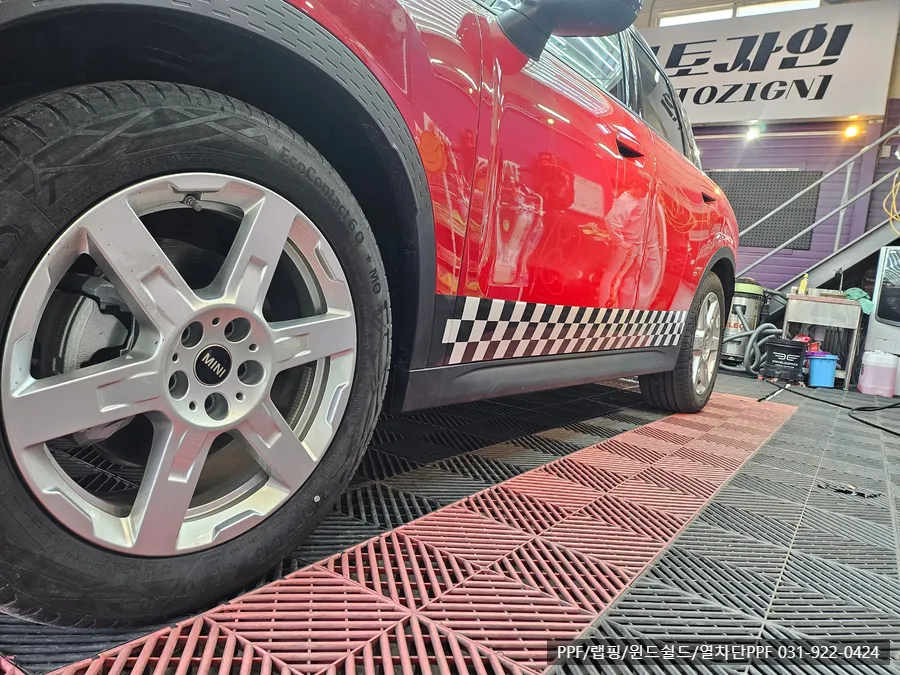 MINI Countrymanのカーラッピング事例｜3M 2080で個性を際立たせる 施工写真 2-2