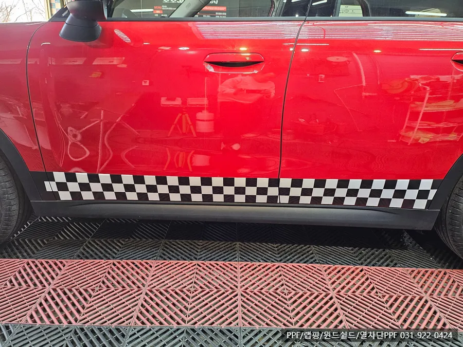 MINI Countrymanのカーラッピング事例｜3M 2080で個性を際立たせる 施工写真 3-2