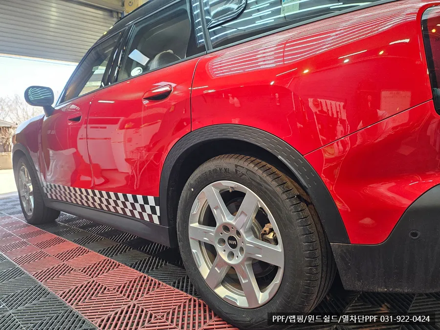 MINI Countrymanのカーラッピング事例｜3M 2080で個性を際立たせる 施工写真 1-3