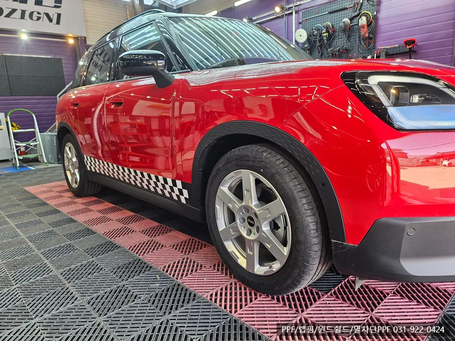 MINI Countrymanのカーラッピング事例｜3M 2080で個性を際立たせる 施工写真 2-3