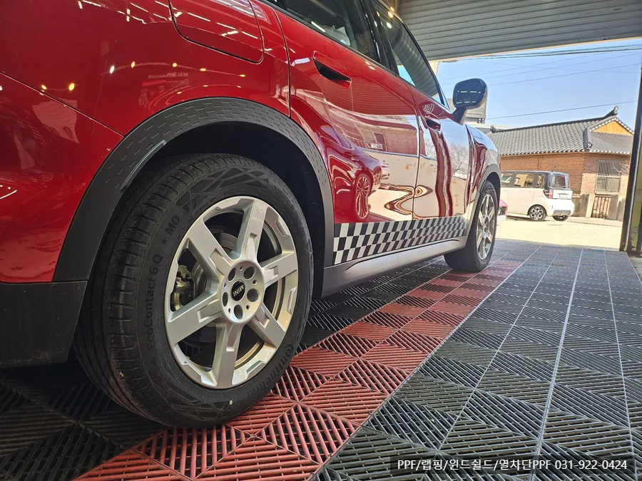 MINI Countrymanのカーラッピング事例｜3M 2080で個性を際立たせる 施工写真 3-3