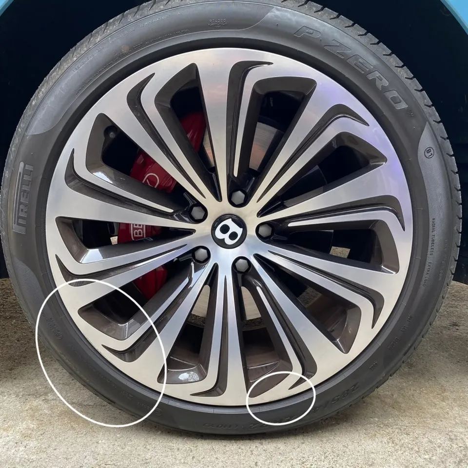 Bentley Bentaygaのホイールリペア・塗装事例 施工写真 2