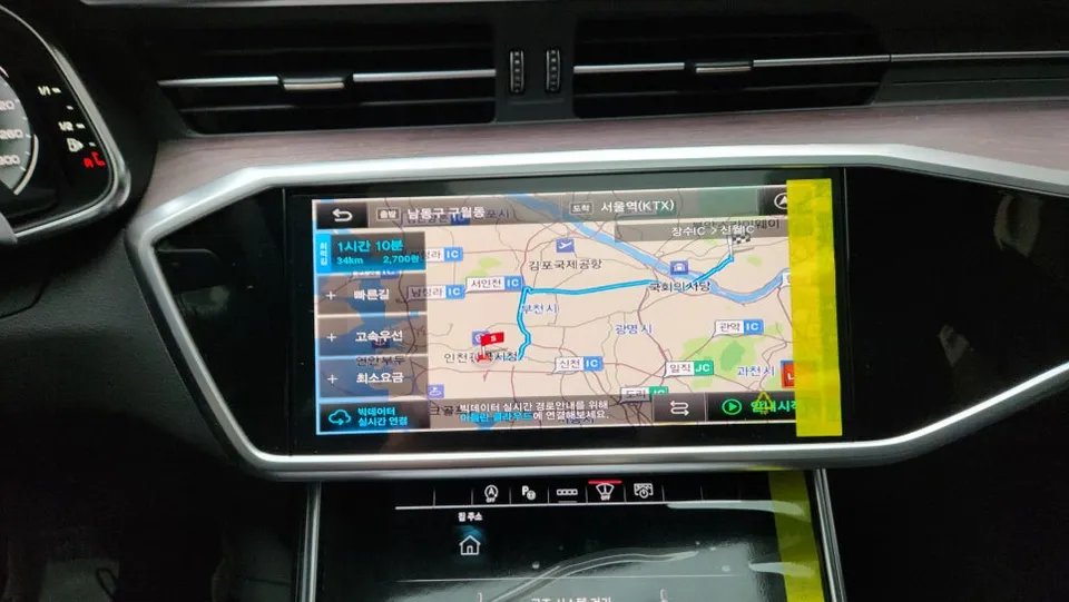 Audi A6 C8のドラレコ取付事例|費用目安・仕上がり 施工写真 2-3