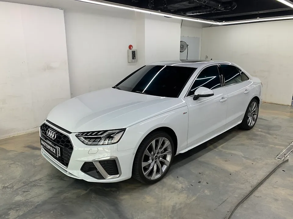 Audi A4のカーラッピング事例｜ブラックパックで印象激変 施工写真 1-2