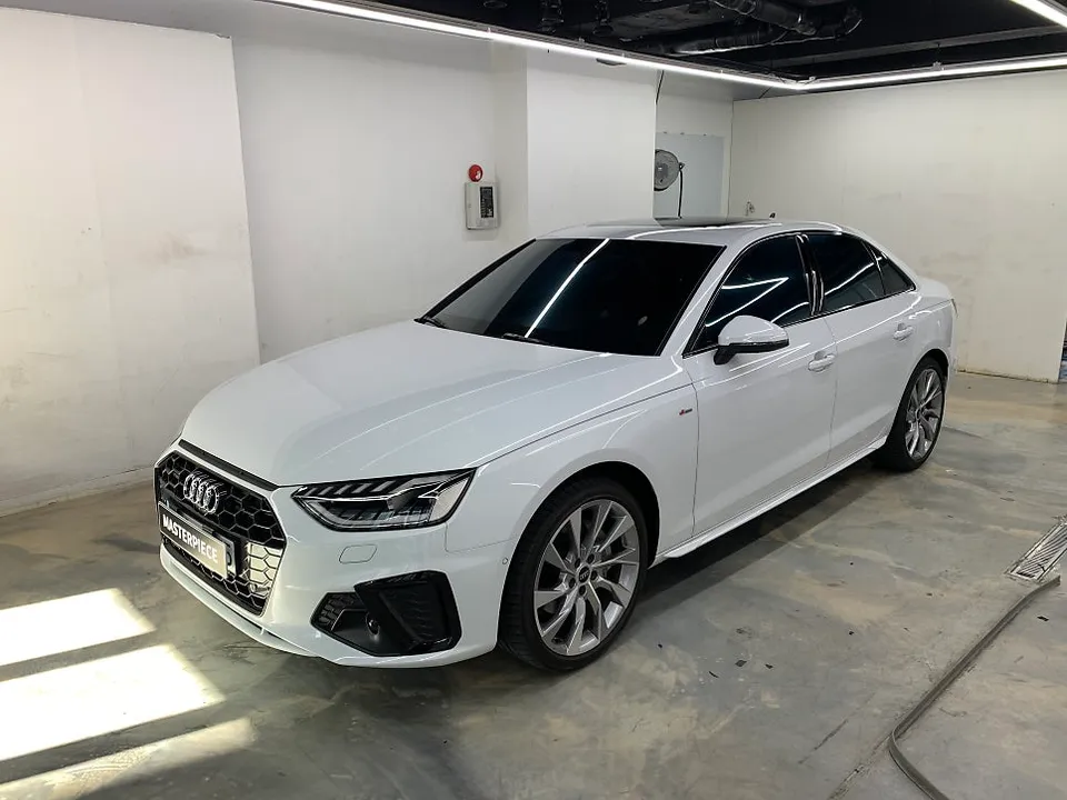 Audi A4のカーラッピング事例｜ブラックパックで印象激変 施工写真 2-2