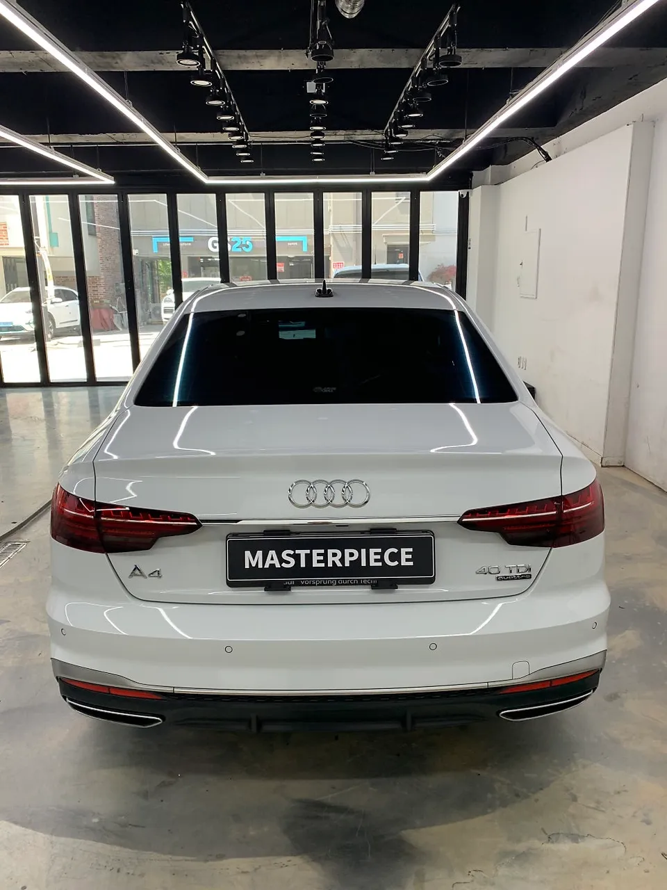 Audi A4のカーラッピング事例｜ブラックパックで印象激変 施工写真 3-2
