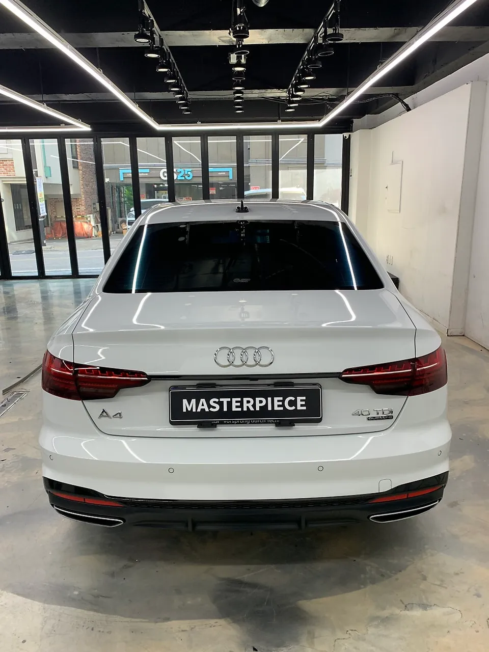 Audi A4のカーラッピング事例｜ブラックパックで印象激変 施工写真 1-3