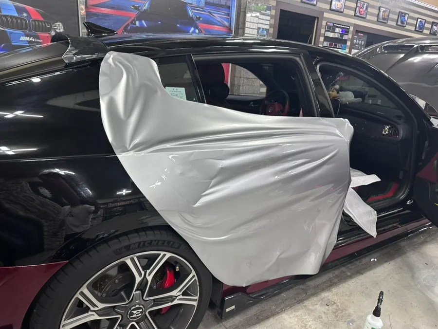 Kia Stingerのカーラッピング事例|GTシルバー高光沢 施工写真 3-1