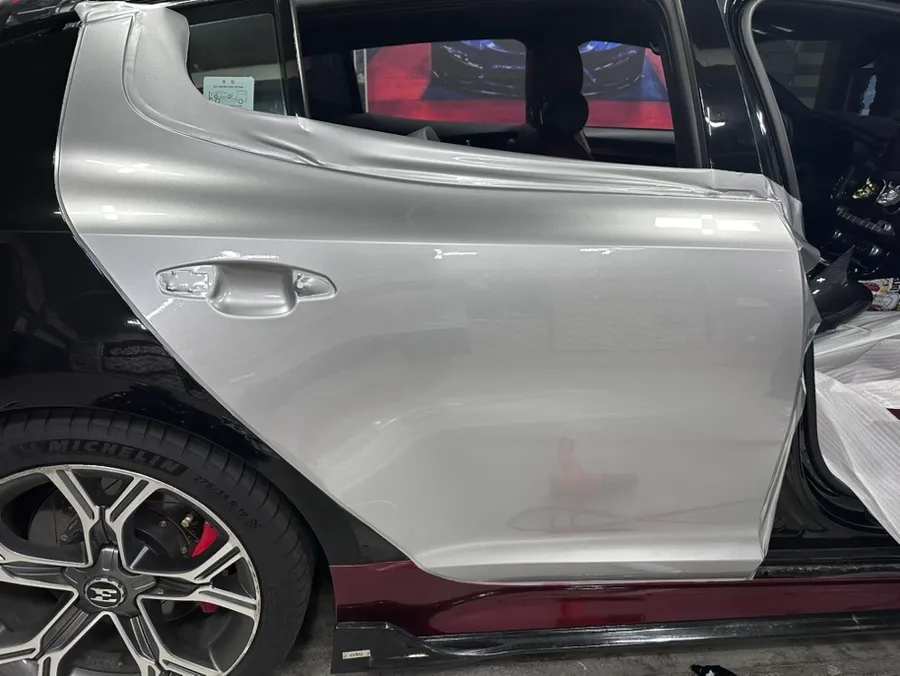 Kia Stingerのカーラッピング事例|GTシルバー高光沢 施工写真 1-2