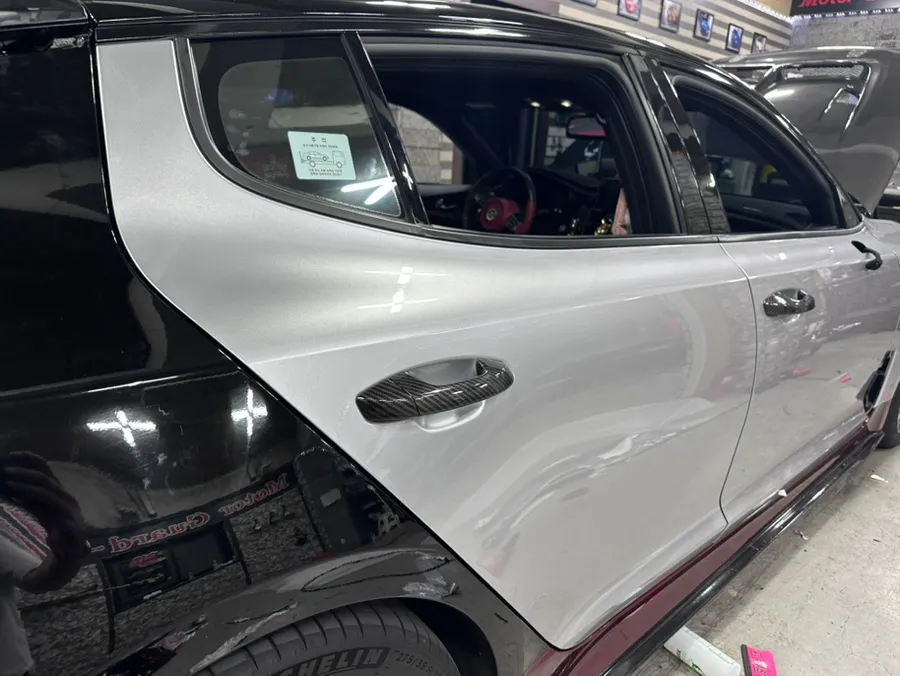 Kia Stingerのカーラッピング事例|GTシルバー高光沢 施工写真 3-2
