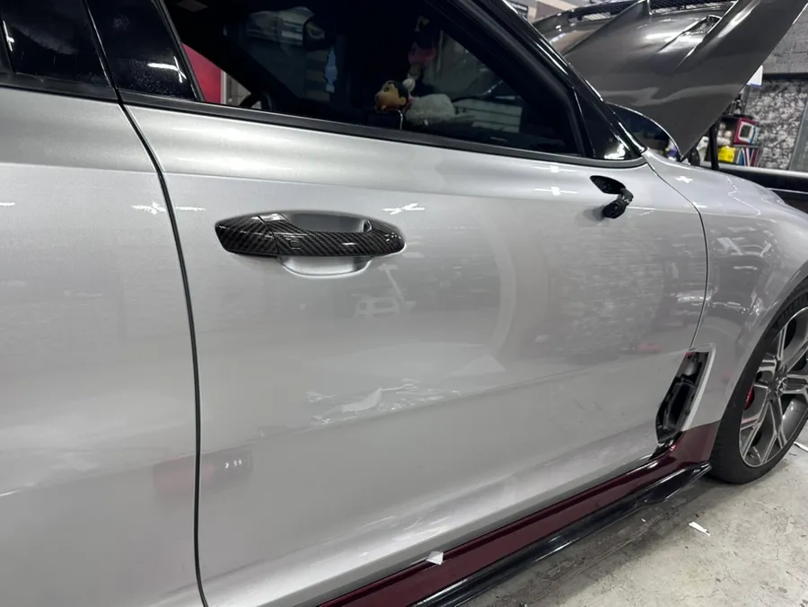 Kia Stingerのカーラッピング事例|GTシルバー高光沢 施工写真 1-3