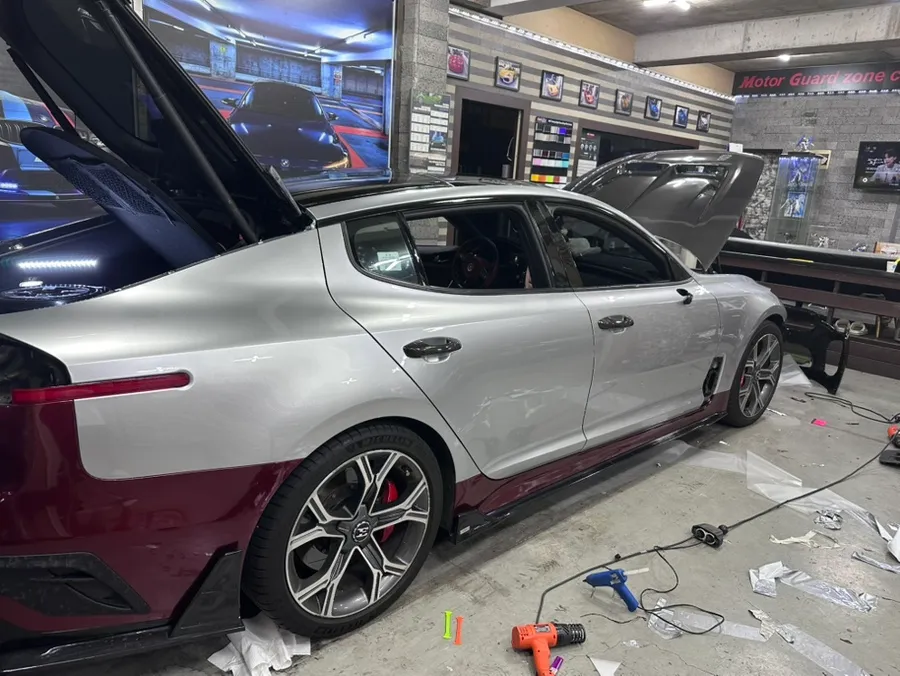 Kia Stingerのカーラッピング事例|GTシルバー高光沢 施工写真 3-3