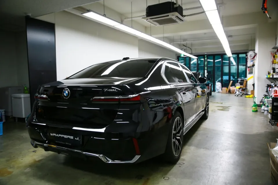 BMW 7 Seriesのカーラッピング事例|デュオトーン施工 施工写真 3-1