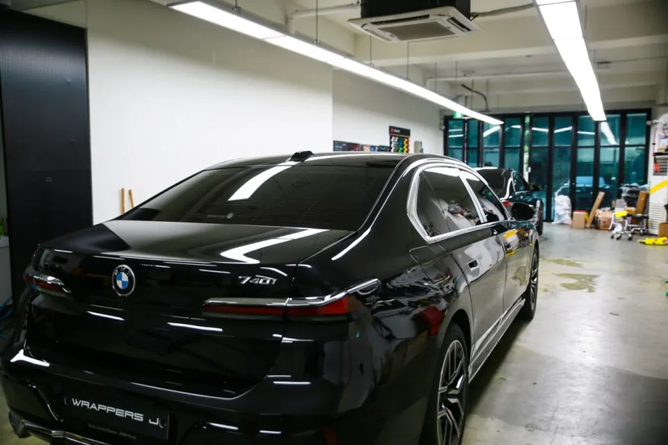 BMW 7 Seriesのカーラッピング事例|デュオトーン施工 施工写真 4-1
