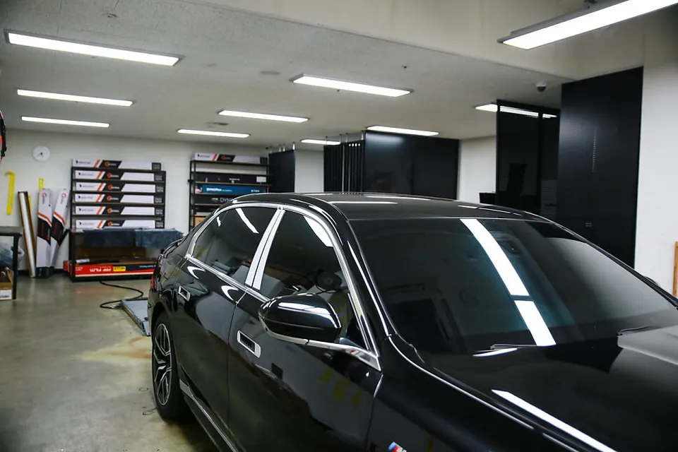 BMW 7 Seriesのカーラッピング事例|デュオトーン施工 施工写真 1-2