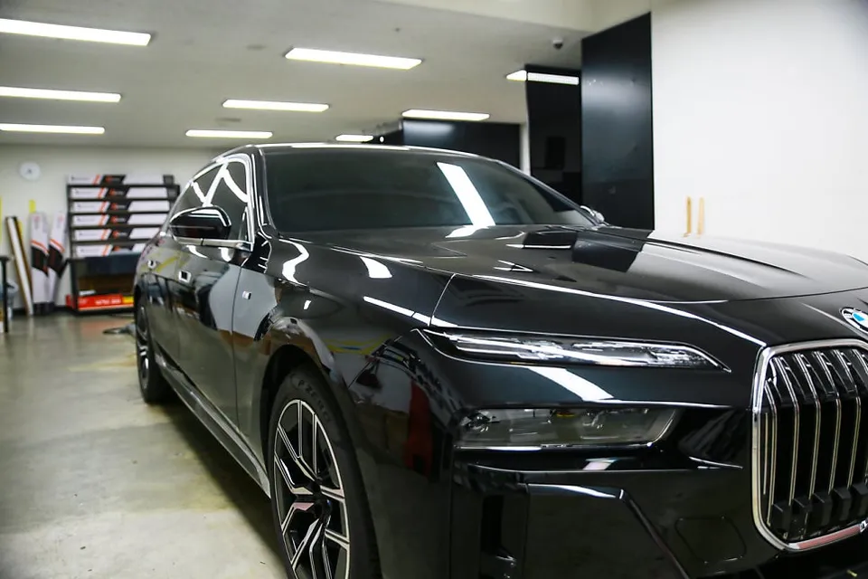 BMW 7 Seriesのカーラッピング事例|デュオトーン施工 施工写真 2-2