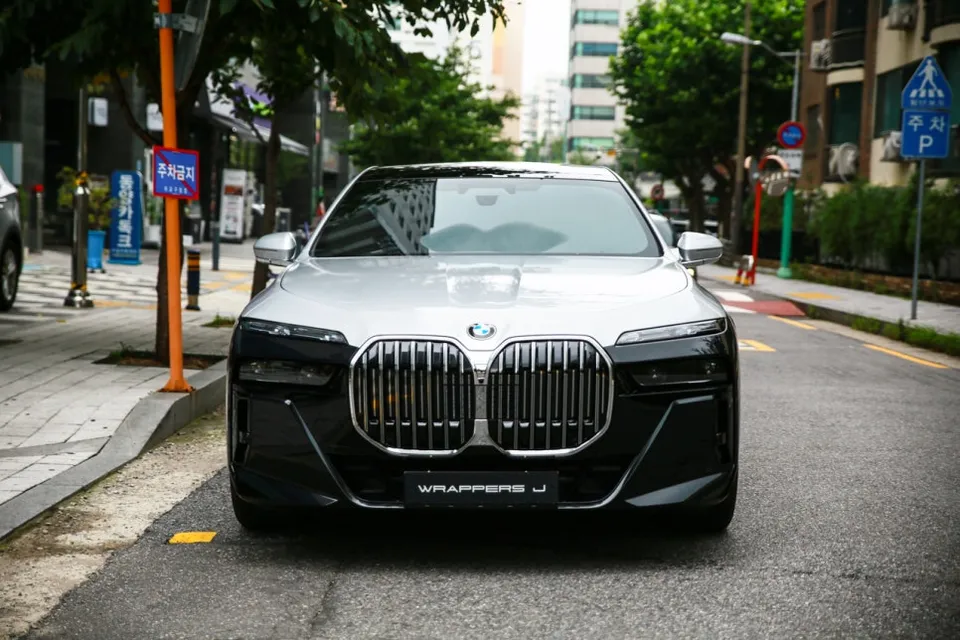 BMW 7 Seriesのカーラッピング事例|デュオトーン施工 施工写真 3-2