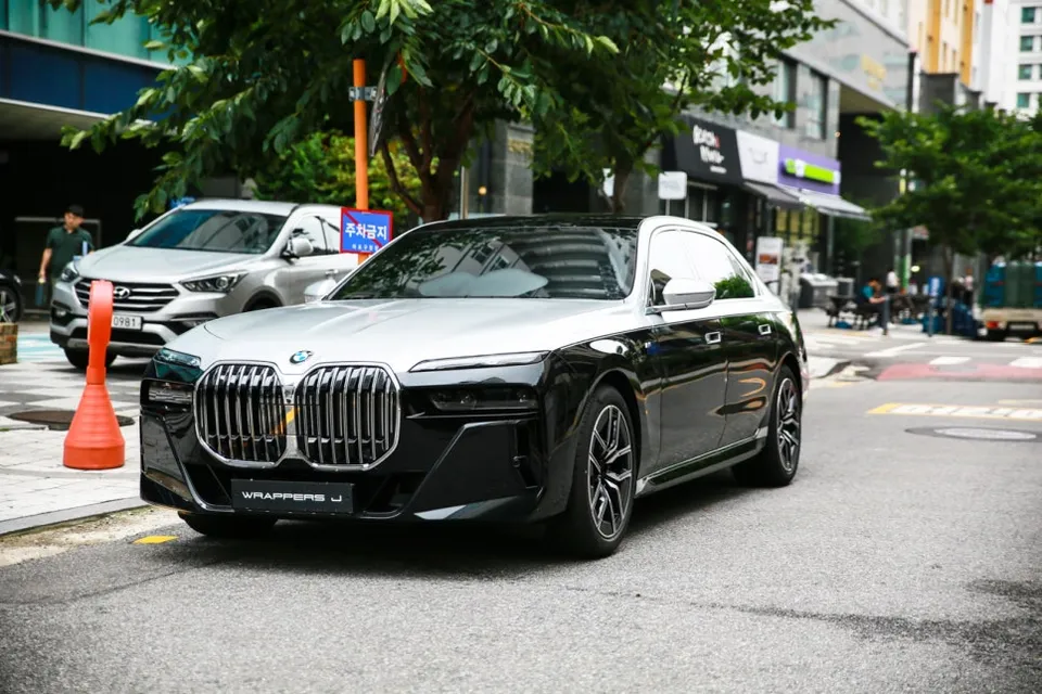 BMW 7 Seriesのカーラッピング事例|デュオトーン施工 施工写真 4-2