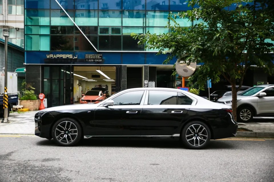 BMW 7 Seriesのカーラッピング事例|デュオトーン施工 施工写真 1-3