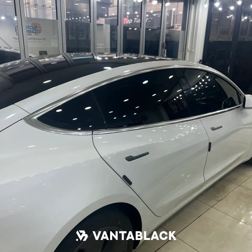 Tesla Model 3のカーラッピング事例:サテンブラック化 施工写真 1-2