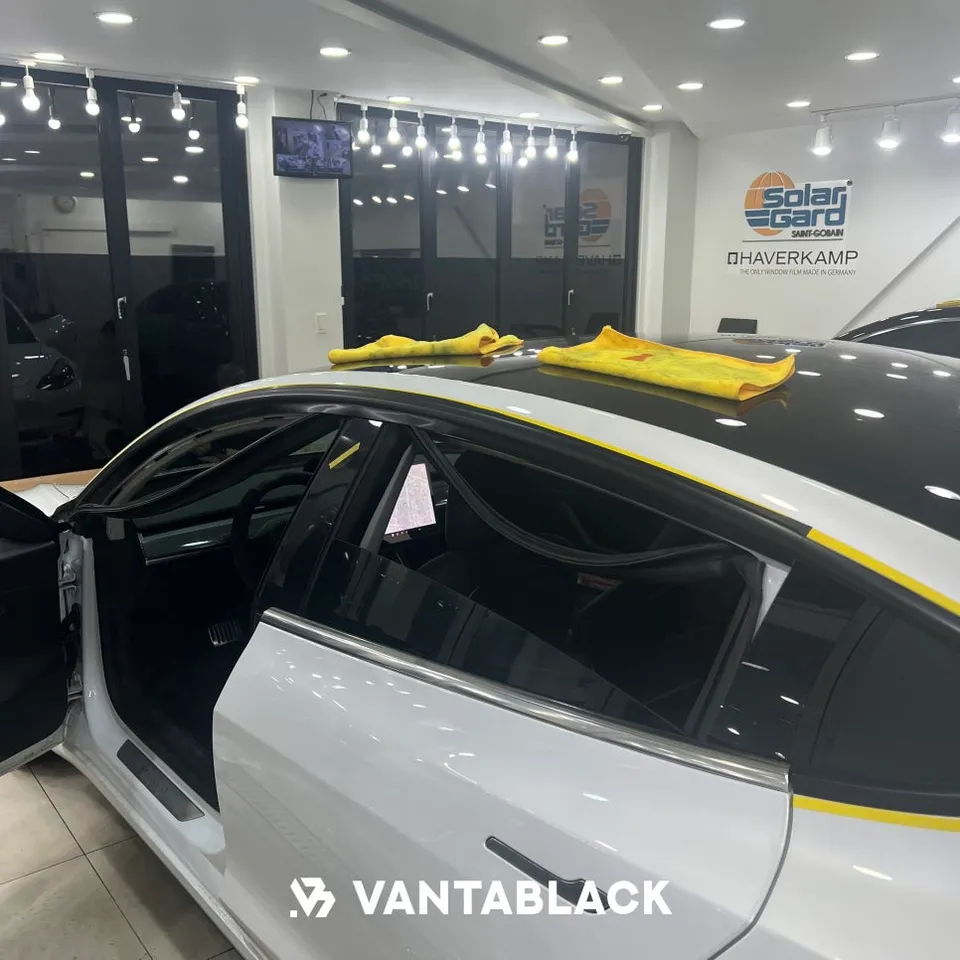 Tesla Model 3のカーラッピング事例:サテンブラック化 施工写真 1-3