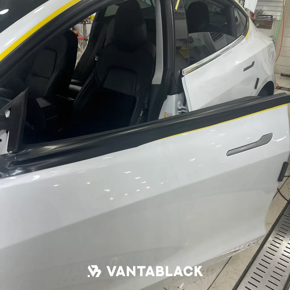 Tesla Model 3のカーラッピング事例:サテンブラック化 施工写真 2-3