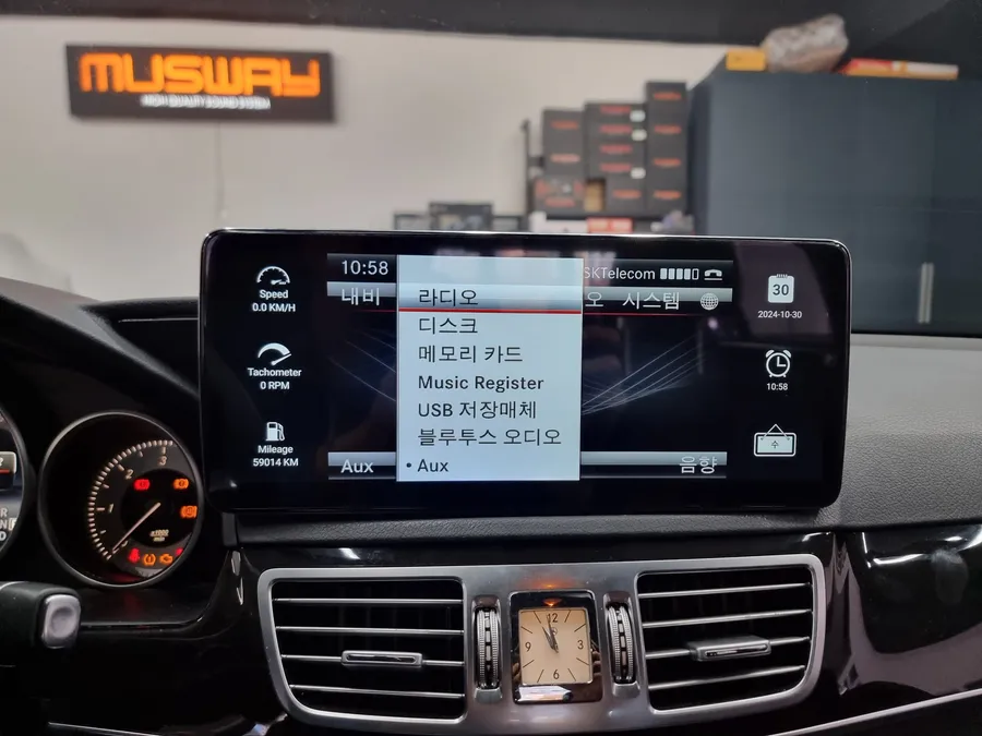 Mercedes-Benz E-Class W213のAndroid Auto・CarPlay取付事例 施工写真 4-1