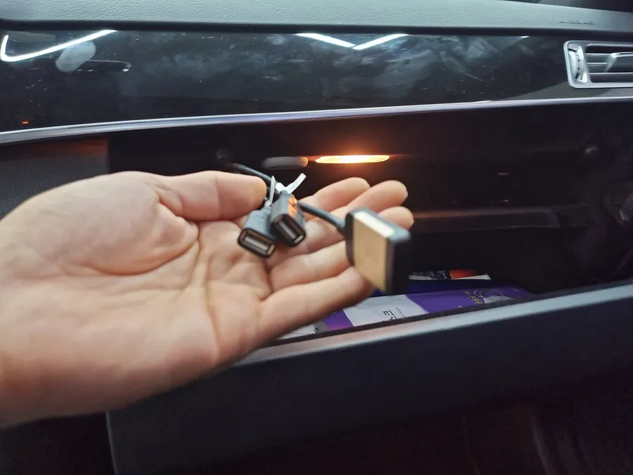 Mercedes-Benz E-Class W213のAndroid Auto・CarPlay取付事例 施工写真 1-3