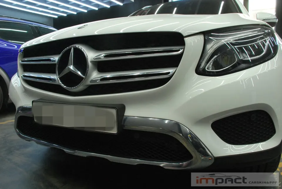 Mercedes-Benz GLCのカーラッピング事例:クローム部分のブラック化 施工写真 3-1