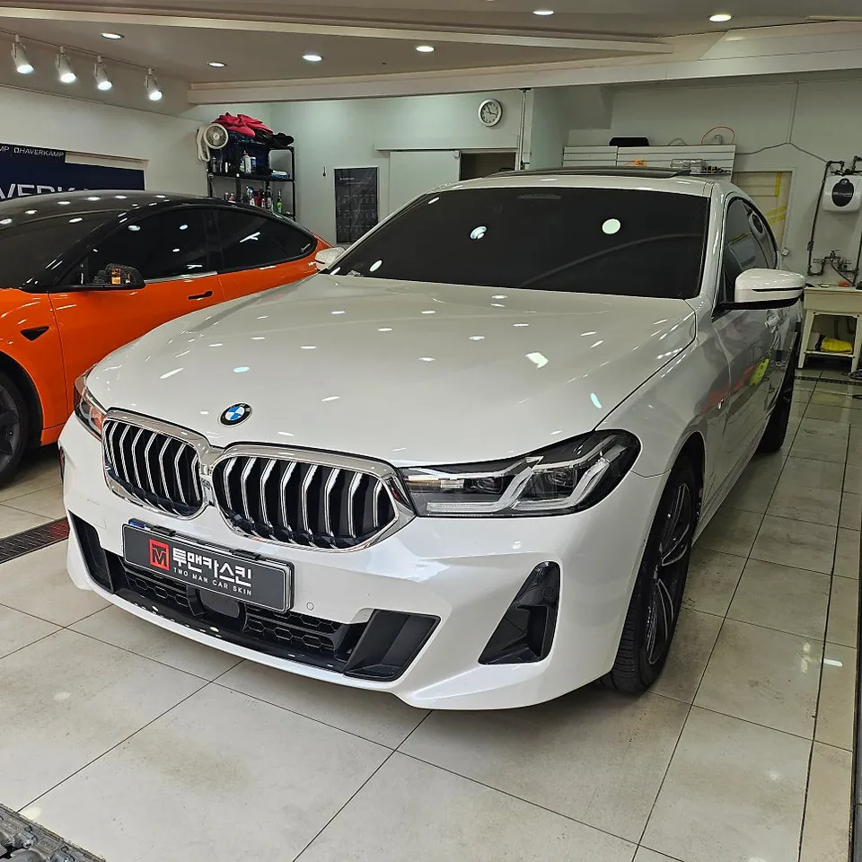 BMW 6 Series GTのカーラッピング事例：クローム部分のブラックアウト 施工写真 2-1