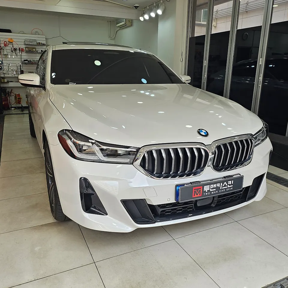 BMW 6 Series GTのカーラッピング事例：クローム部分のブラックアウト 施工写真 3-1