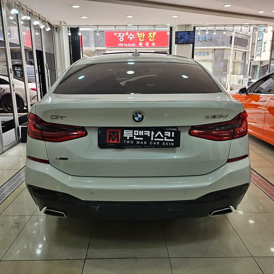 BMW 6 Series GTのカーラッピング事例：クローム部分のブラックアウト 施工写真 4-1