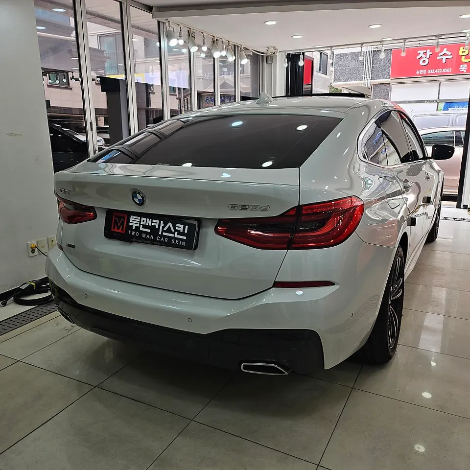 BMW 6 Series GTのカーラッピング事例：クローム部分のブラックアウト 施工写真 1-2