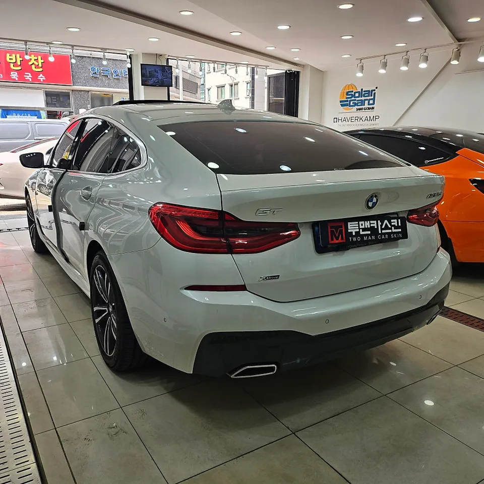 BMW 6 Series GTのカーラッピング事例：クローム部分のブラックアウト 施工写真 2-2