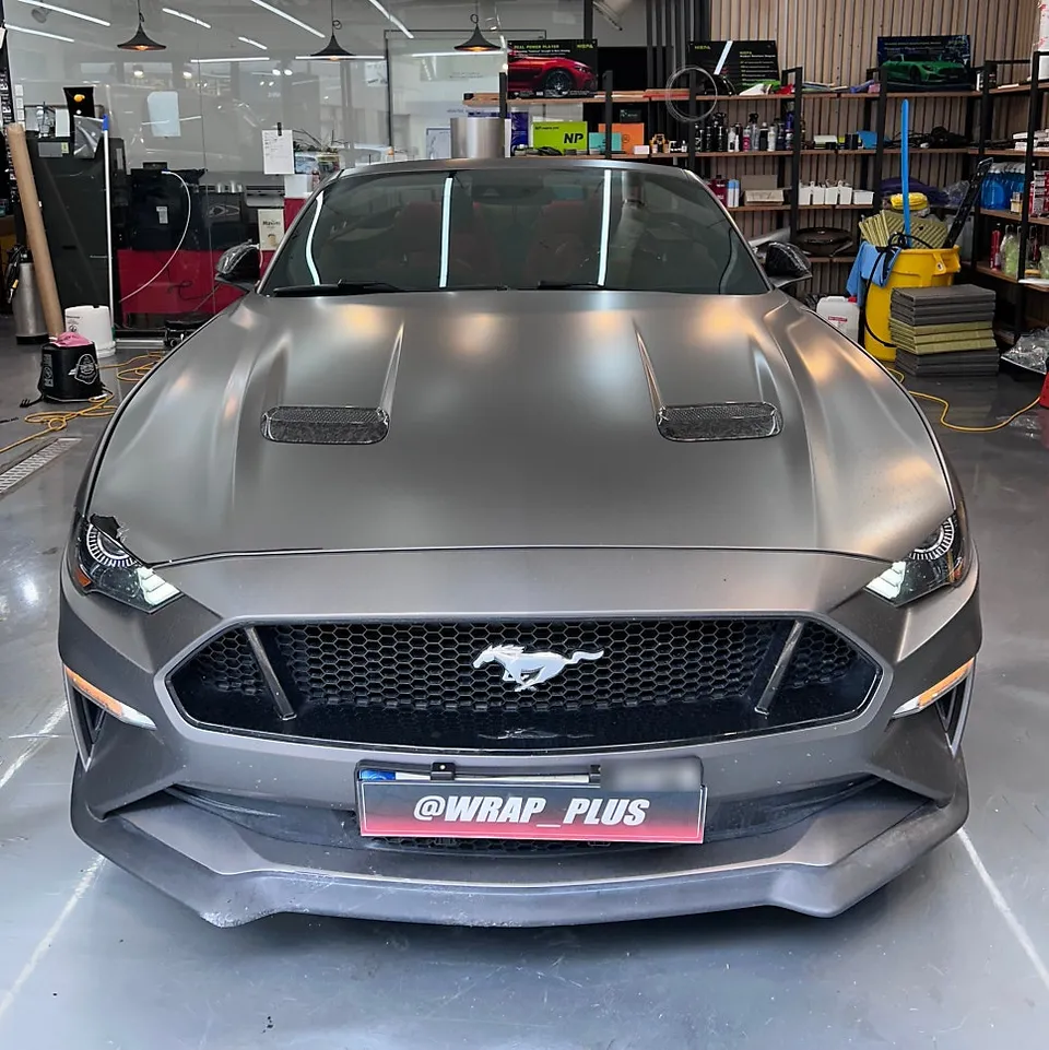 Ford Mustangのカーラッピング事例|サテンレッドクロム 施工写真 1-1