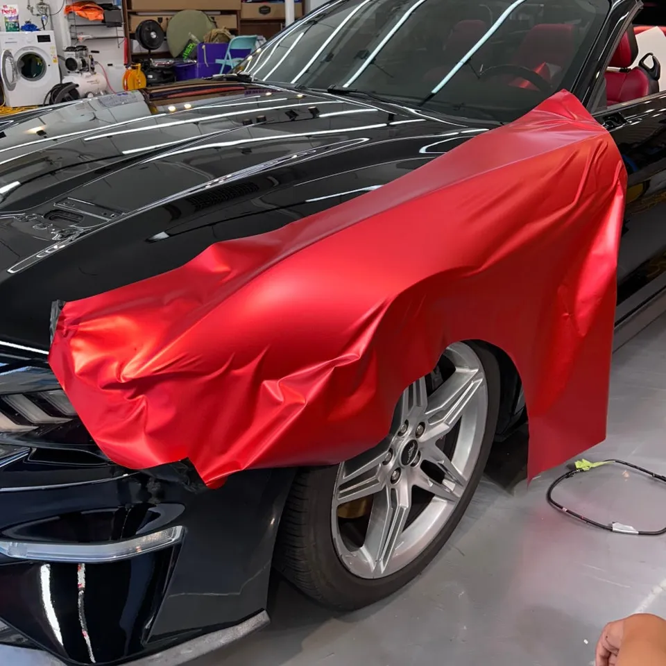 Ford Mustangのカーラッピング事例|サテンレッドクロム 施工写真 2-1