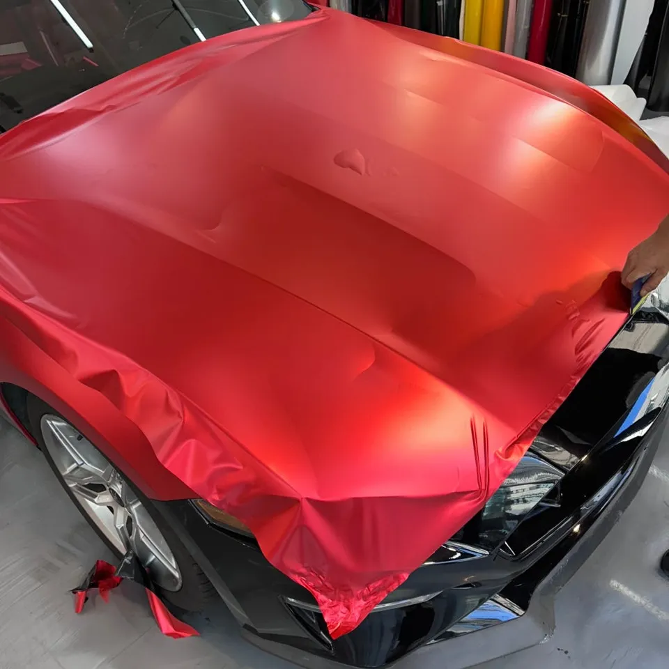 Ford Mustangのカーラッピング事例|サテンレッドクロム 施工写真 3-1