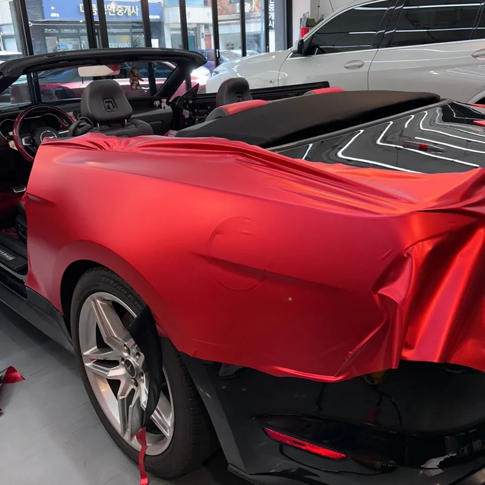 Ford Mustangのカーラッピング事例|サテンレッドクロム 施工写真 1-2