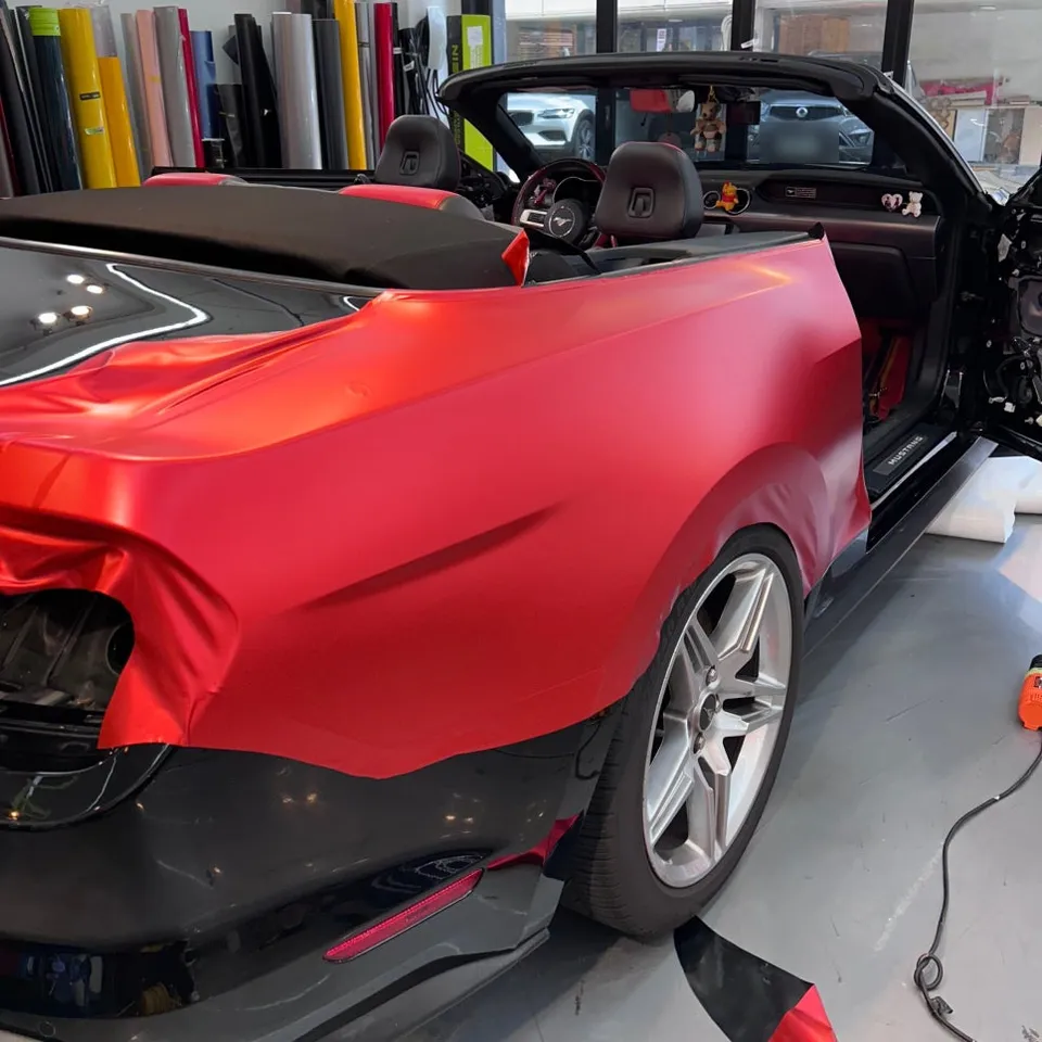 Ford Mustangのカーラッピング事例|サテンレッドクロム 施工写真 2-2