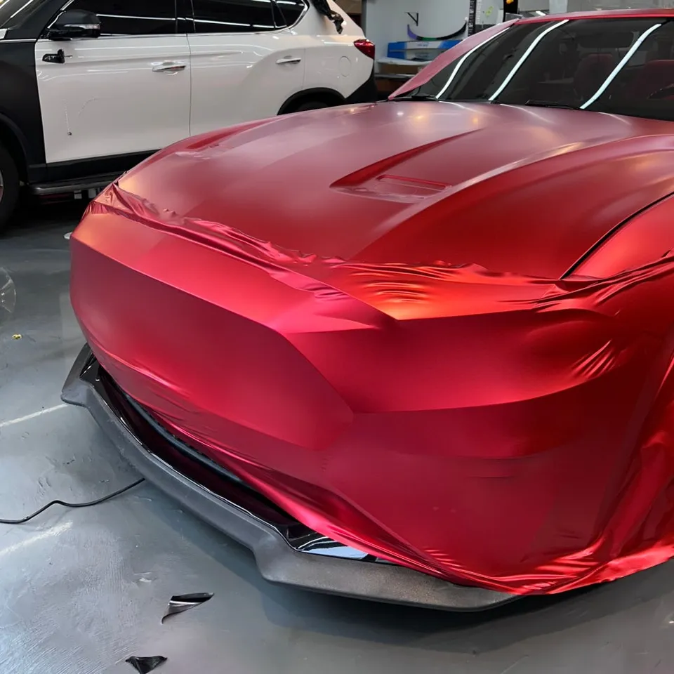 Ford Mustangのカーラッピング事例|サテンレッドクロム 施工写真 3-2