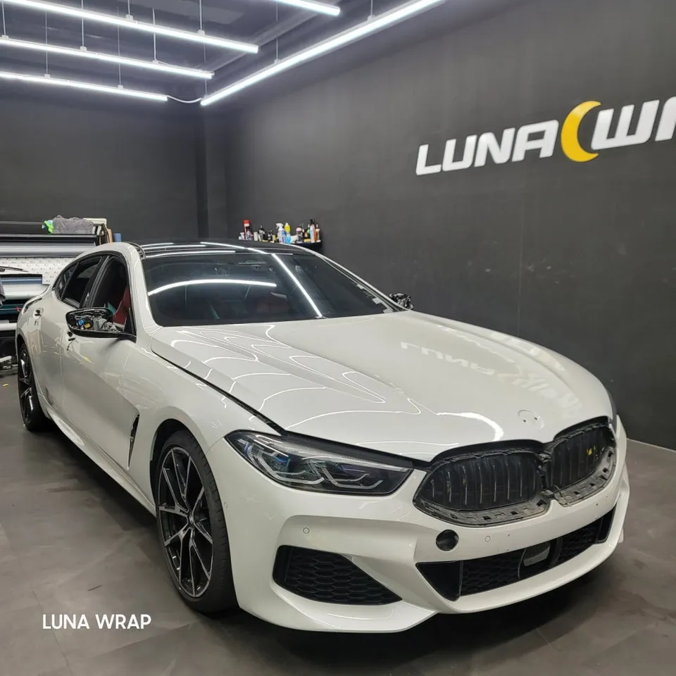 BMW 8 Seriesのカーラッピング事例|ティファニーカラーで個性を演出 施工写真 3-1