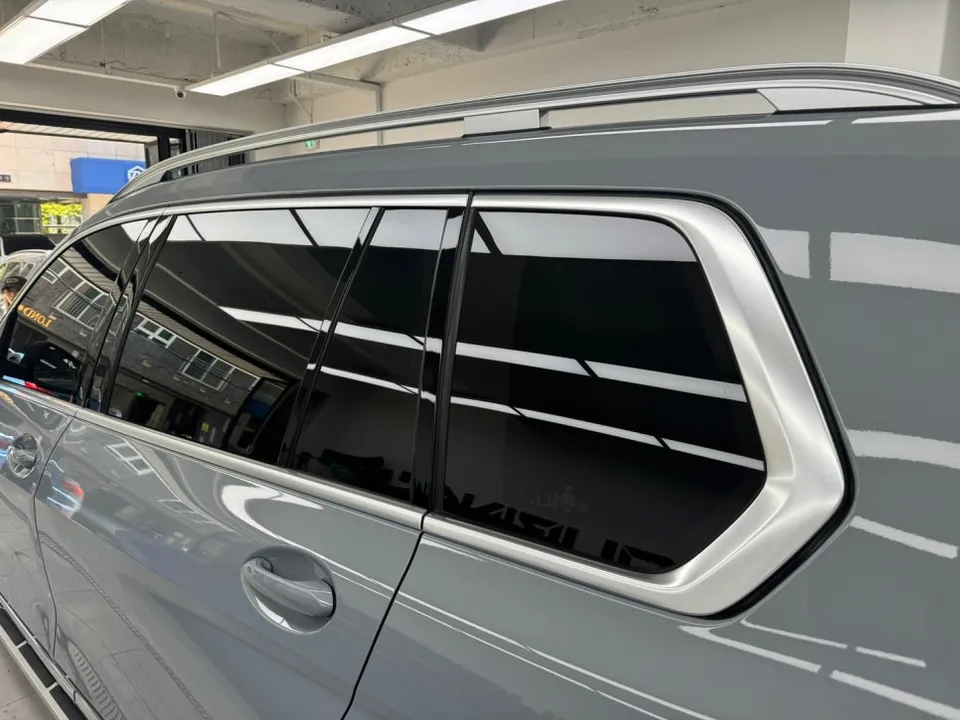 BMW X7のカーラッピング事例|クローム除去とグリル交換 施工写真 1-2