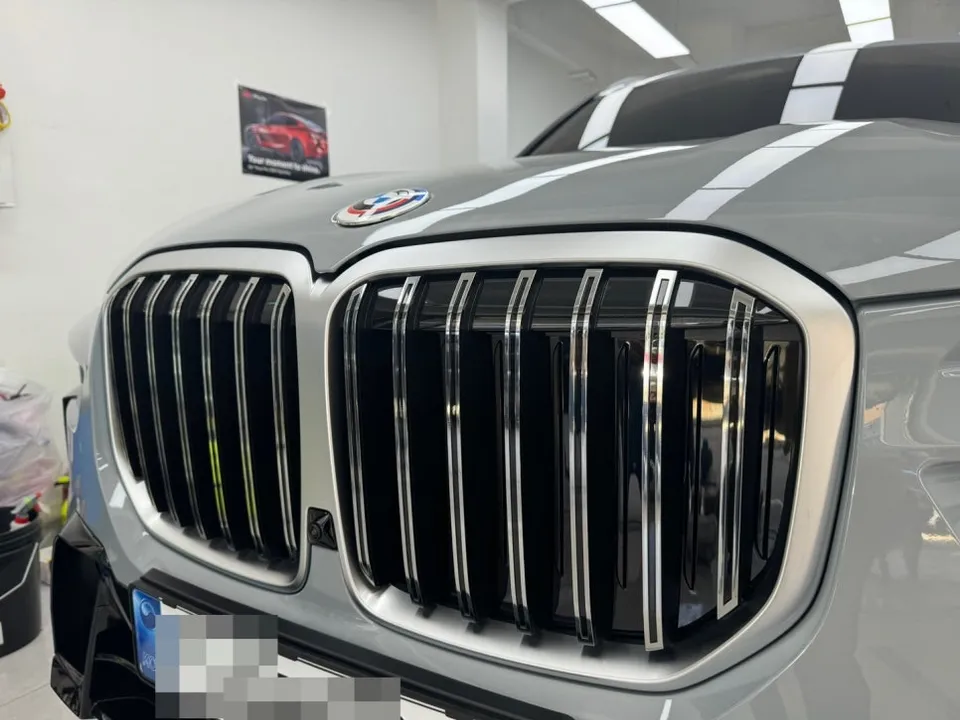 BMW X7のカーラッピング事例|クローム除去とグリル交換 施工写真 1-3