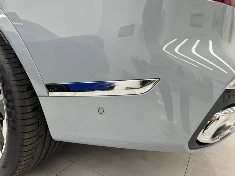 BMW X7のカーラッピング事例|クローム除去とグリル交換 施工写真 2-3